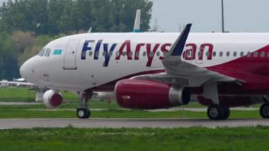 ALMATY, KAZAKHSTAN - 4 Mayıs 2019: Ticari Airbus A320, FlyArystan P4-KBB Almaty havaalanında taksicilik. Yolcu uçuşu pistte, yan görüş. FlyArystan Kazakistan düşük maliyetli havayolu