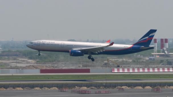Bangkok Thailand 2023年3月1日 航太飞机在苏瓦纳巴机场着陆并触及跑道 飞机来了搅局者 — 图库视频影像