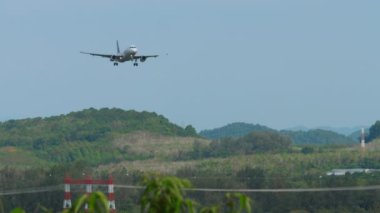 PHUKET, THAILAND - 11 Şubat 2023: Airbus A320, Tayland 'dan HS-TXB İniş için yaklaşıyor, Phuket havaalanına iniyor
