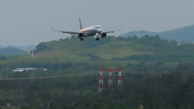 PHUKET, THAILAND - 19 Şubat 2023: Airbus A321-271N, B-30CJ Sichuan Havayolları 'ndan Phuket havaalanına iniş ve iniş için yaklaşıyor