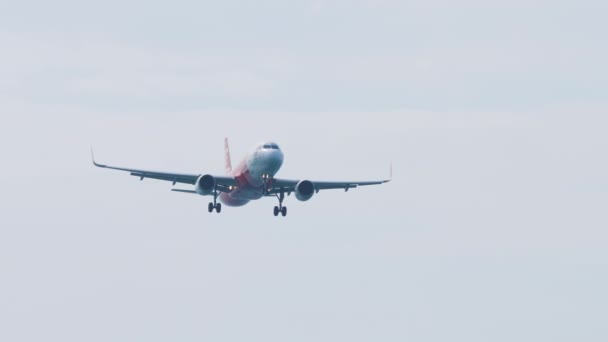 2023년 31일 공항에 도착하는 비행기 에어아시아 아래쪽을 봅니다 — 비디오
