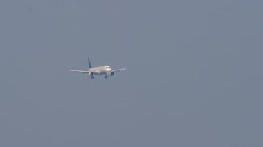 PHUKET, THAILAND - 20 Şubat 2023: Yolcu uçağı Airbus A321 Air Astana Phuket havaalanına iniyor. Uçakla uçmak, uzak ihtimal. Seyahat kavramı