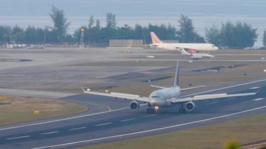 PHUKET, THAILAND - 23 Şubat 2023: Airbus A330, Katar Havayollarının A7-ACI iniş ve frenleme Phuket havaalanı. Spoiler verin, yavaşlayın.
