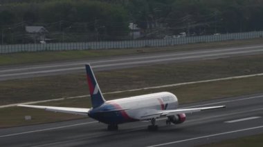 PHUKET, THAILAND - 11 Şubat 2023: Azur Havaalanı 'ndan kalkan uçak Boeing 767, RA-73078. Yolcu uçağı kalkıyor