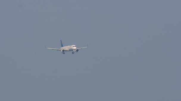 Phuket Thailand 2023年2月20日 阿斯塔纳航空公司A321客机在普吉机场着陆 飞机飞行 远距离射击 概念旅行 — 图库视频影像