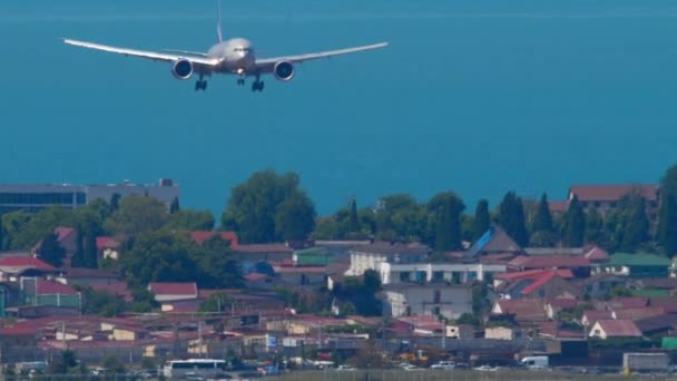 Vliegtuig Nadert Landing Slow Motion Vooraanzicht Jet Vliegtuig Met Onherkenbare — Stockvideo
