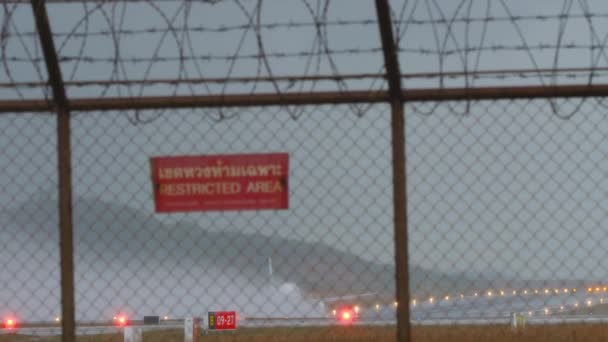 Avião Acelerar Antes Decolagem Aeroporto Phuket Visão Traseira Avião Acelerando — Vídeo de Stock