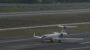 PHUKET, THAILAND - 19 Şubat 2023: Gulfstream G550, Phuket havaalanında taksicilik yapan özel mülk sahibi N550BG. Taksi yolunda bir iş jeti görüntüsü.