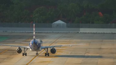 Arka manzara, terminale giden yolcu uçağı, havaalanı. Jet uçağının önlükteki görüntüsü, havaalanı. Seyahat ve turizm kavramı