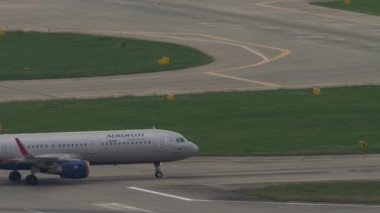 SOCHI, RUSSIA - 02 Ağustos 2022: yan görüş, Airbus A321, RA-73720 Aeroflot havaalanında taksicilik yapan yolcu uçağı.