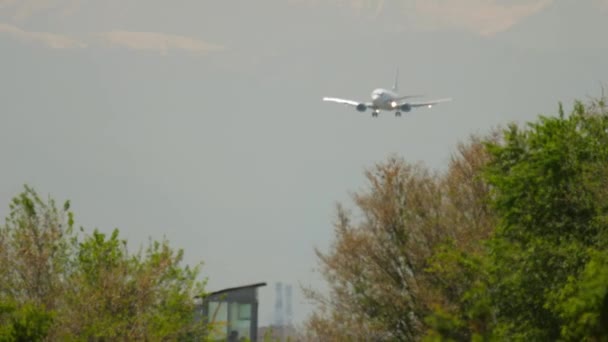 Avião Aproximar Aterragem Vista Frontal Avião Jacto Com Uma Cobertura — Vídeo de Stock
