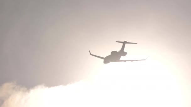 Arka Planda Uçan Küçük Özel Bir Uçak Güneşe Karşı Siluet — Stok video