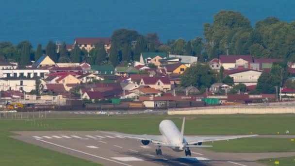 Aufnahmen Eines Davonfliegenden Passagierflugzeugs Abflug Zivile Flugzeuge Starten Rückansicht — Stockvideo