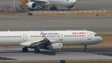 HONG KONG - 10 Kasım 2019: Airbus A321-231, Çin Doğu Havayolları B-1615 Chek Kap Kok Havaalanı, yan görüş. Uçak pistte.