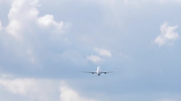 Aviones Cielo Azul Nublado Avión Reacción Despegando Saliendo Vista Trasera — Vídeos de Stock