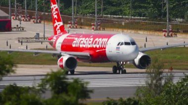 PHUKET, THAILAND - 26 Kasım 2016: Uçak pistte taksicilik yapıyor. Airbus A320, HS-BBS Phuket Havaalanı 'ndan kalkışa hazır. Turizm ve seyahat kavramı