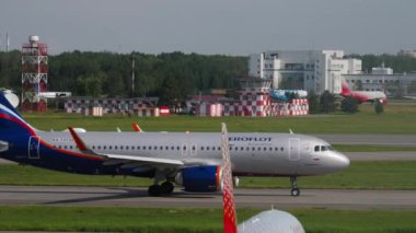 SAINT PETERSBURG, RUSSIA - 26 Temmuz 2022: Airbus A320, RA-73732 Aeroflot taksicilik Pulkovo havaalanında, yan görüş