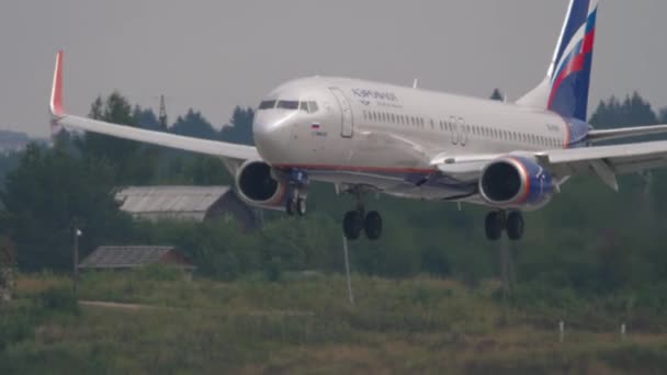 モスコワ ルシアンフェデレーション2021 ボーイング737のアエロフロート着陸と滑走路に煙で触れました 到着する航空機の映像 — ストック動画