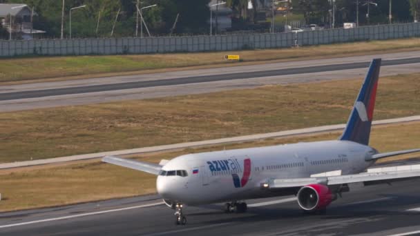 Phuket Thailand 2023年2月23日 商业飞机波音767 73030 Azur Air Braking Landing Phuket — 图库视频影像