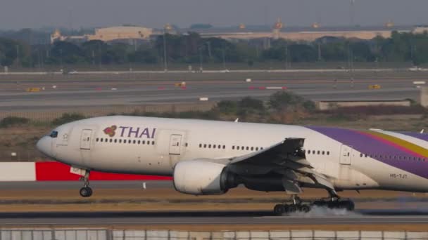 Bangkok Tailandia Enero 2023 Aviones Fuselaje Ancho Boeing 777 Tjt — Vídeos de Stock