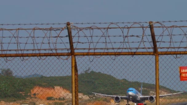 Phuket Thailand January 2023 ボーイング787ドリームライナー プーケット空港で離陸するTuiフライのSe Rfz クライミング飛行機のシネマティックショット オーバーヘッド 観光と旅行のコンセプト — ストック動画