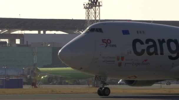 Novosibirsk Orosz Federáció 2021 Október Közlekedési Fuvarozó Óriásrepülő Gurulóúton Cargolux — Stock videók