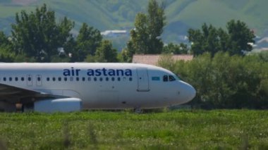 ALMATY, KAZAKHSTAN - 5 Mayıs 2019: Airbus A321, P4-NAS Air Astana ivmesi kalkıştan önce. Yolcu uçağı, yan görünüm