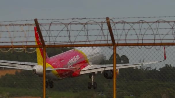 Phuket Thailand February 2023 タイベトジェット航空のエアバスA320 Vknがプーケット空港に着陸しました 滑走路とブレーキに触れる飛行機 着陸装置の下で煙 — ストック動画