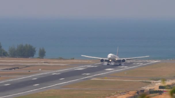 Szeroki Samolot Lądujący Wyspie Przybyła Komisja Pasażerska Niebieskie Tło Morskie — Wideo stockowe