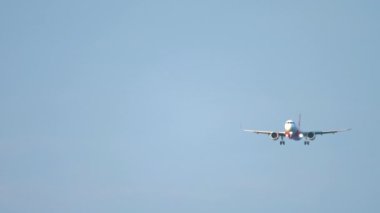 İniş yapmadan önce yaklaşan bir uçak var. Gökyüzünde tanımlanamayan bir üniforması olan bir uçak.