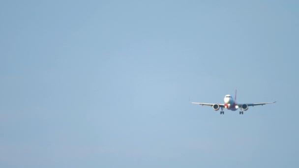 Aviones Acercándose Antes Aterrizar Descendiendo Avión Con Librea Irreconocible Cielo — Vídeos de Stock