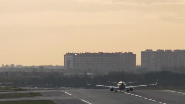 一架无法辨认的喷气式客机的后视镜速度越来越快 起飞了 机场的暮色 柔和的落日光芒 — 图库视频影像