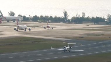 PHUKET, THAILAND - 19 Şubat 2023: Gulfstream G550, Phuket havaalanına indikten sonra fren yapan özel mülk sahibi. Bir iş jeti geliyor, spikerler geliyor.