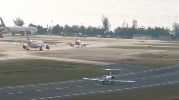Phuket Thailand Şubat 2023 Gulfstream G550 Phuket Havaalanına Indikten Sonra — Stok video