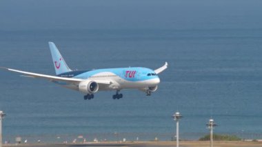 PHUKET, THAILAND - 22 Şubat 2023: Boeing 787 Dreamliner, TUI Fly 'ın G-TUIH görüntüsü ve Phuket Uluslararası Havalimanı' ndaki piste iniş. Uçaklar geliyor, yan görüş.