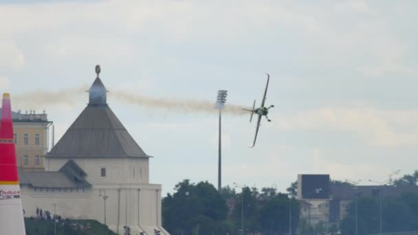 Kazan Russian Federation Juni 2019 Sportvliegtuig Met Extreem Gevaarlijke Stunts — Stockvideo