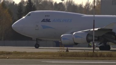 NOVOSIBIRSK, RUSYA FEDERASYONU - 20 Ekim 2021: ASL Airlines 'ın kargo uçağı Boeing 747, Tolmachevo havaalanında taksicilik, orta atış, yan görüş. Taşıyıcı hava aracı