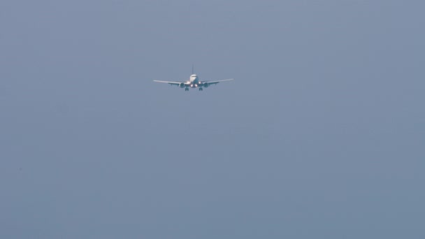 ジェット機が着陸する 飛行機が降下する映像 空の飛行機 フロントビュー — ストック動画