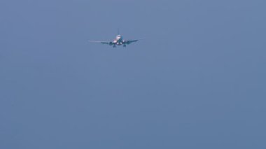 Jet uçağı inişe geçiyor. İniş yapan bir uçağın görüntüsü. Gökyüzünde uçak, ön manzara