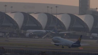 BANGKOK, THAILAND - 02 Mart 2023: Taşıyıcı Boeing 737, K-Mile Air 'den HS-KMA gün batımı saatinde Suvarnabhumi havaalanından havalanır. Ekspres havayolu, kargo uçağı kalkıyor.