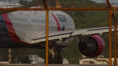 PHUKET, THAILAND - 16 Şubat 2023: Boeing 767, RA-73032 Azur Air pistte, Phuket havaalanında kalkışa hazır. Uçak kalkıyor. Seyahat kavramı