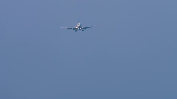 喷气式飞机接近地面 一架客机坠落的镜头 飞机在空中 前视镜 — 图库视频影像