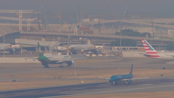 Hong Kong 2019 サイドビュー ベトナム航空の飛行機エアバスA321香港空港離陸 旅客機の出発について 飛行機が出発する 観光と旅行のコンセプト — ストック動画