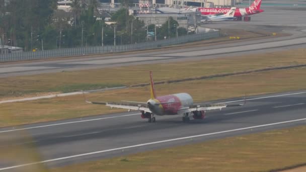 Phuket Thailand Februar 2023 Das Düsenflugzeug Vietjet Air Bremst Nach — Stockvideo
