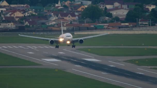 喷气式客机着陆 飞机到达 前视镜 飞机在跑道上旅行和旅游概念 — 图库视频影像