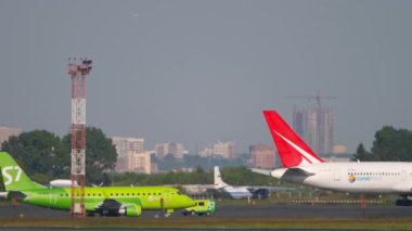 NOVOSIBIRSK, RUSSIAN FEDERATION - 17 Haziran 2020: Yan görüş, Embraer E170 yolcu uçağı, Tolmachevo Havaalanı, Novosibirsk 'te taksicilik yapan S7 Airlines' dan VQ-BYK