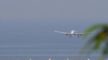 Denize inen bir jet uçağının görüntüsü. Uçak iniyor, geliyor, ön manzara. Seyahat ve turizm kavramı