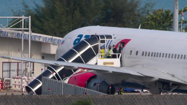 Phuket Thailand Φεβρουαριου 2023 Επιβάτες Που Κατεβαίνουν Από Boeing 767 — Αρχείο Βίντεο