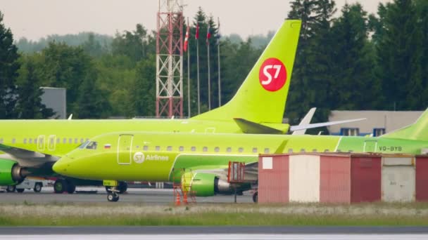 Novosibirsk Russian Federation June 2020 Embraer E170Su Byb Airlines Taxiing — 图库视频影像