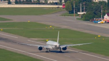 Jet yolcu uçağının uçup gidişinin görüntüleri. Uçak kalkıyor. Uçak şehir ve mavi deniz üzerinden kalkıyor.